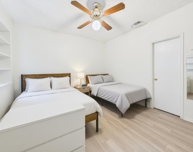 2804 Rio Grande St - Photo Thumbnail 9