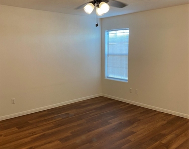 1502 Zephyr Ln - Photo Thumbnail 2