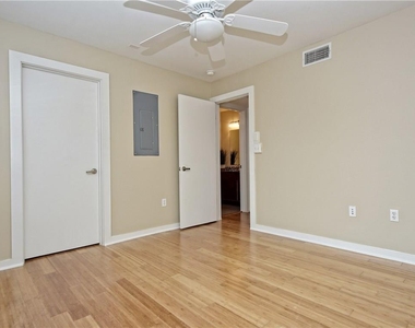 2200 Dickson Dr - Photo Thumbnail 8