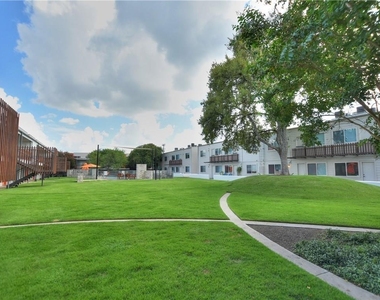2200 Dickson Dr - Photo Thumbnail 16
