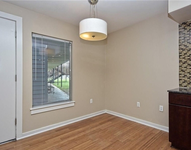 2200 Dickson Dr - Photo Thumbnail 11