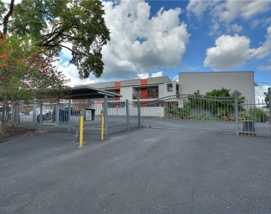 2200 Dickson Dr - Photo Thumbnail 21