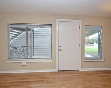 2200 Dickson Dr - Photo Thumbnail 13