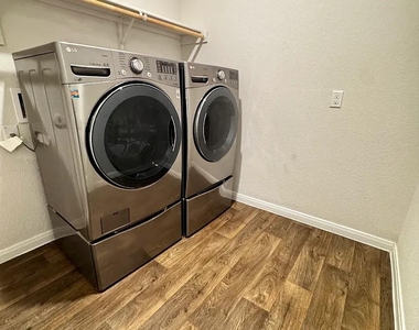 204 Brooklyn Dr - Photo Thumbnail 2