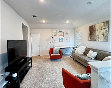 204 Brooklyn Dr - Photo Thumbnail 4