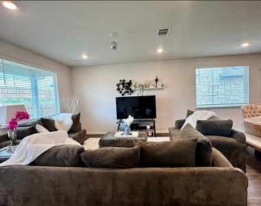 204 Brooklyn Dr - Photo Thumbnail 3