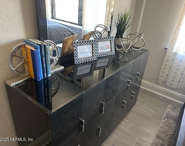 311 W Ashley Street - Photo Thumbnail 5