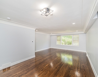 7530 N Oakley Avenue - Photo Thumbnail 2