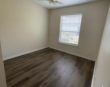 8907 Hampton Landing Drive E - Photo Thumbnail 50