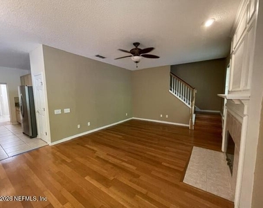 8907 Hampton Landing Drive E - Photo Thumbnail 8