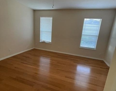 8907 Hampton Landing Drive E - Photo Thumbnail 23