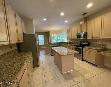 8907 Hampton Landing Drive E - Photo Thumbnail 5