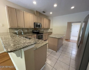 8907 Hampton Landing Drive E - Photo Thumbnail 7
