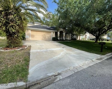 8907 Hampton Landing Drive E - Photo Thumbnail 3