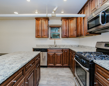 622 W Briar Place - Photo Thumbnail 9