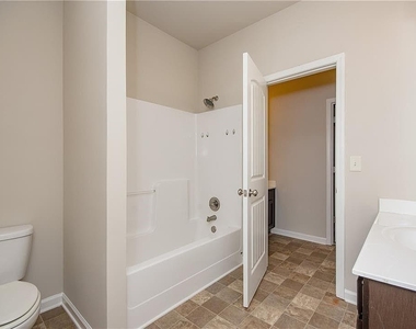 7490 Silk Tree Pointe - Photo Thumbnail 17