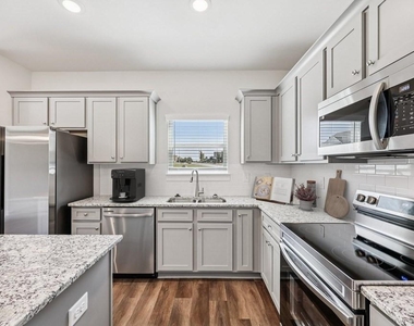 352 Stately Oaks Court - Photo Thumbnail 15