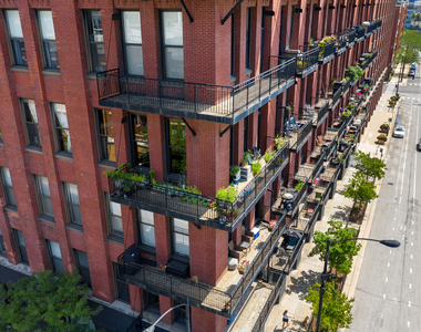 616 W Fulton Street - Photo Thumbnail 2