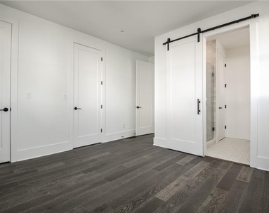 135 Carlyle Lane - Photo Thumbnail 15
