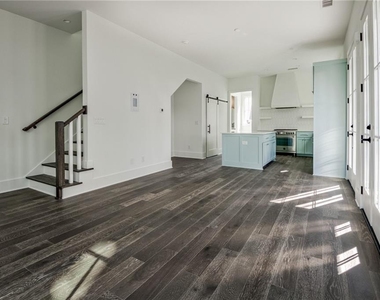 135 Carlyle Lane - Photo Thumbnail 9