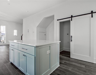 135 Carlyle Lane - Photo Thumbnail 11