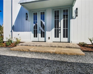 135 Carlyle Lane - Photo Thumbnail 3