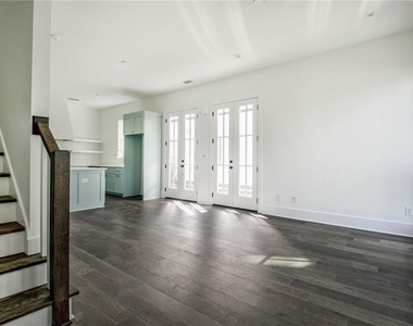 135 Carlyle Lane - Photo Thumbnail 6