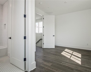 135 Carlyle Lane - Photo Thumbnail 20
