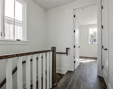 135 Carlyle Lane - Photo Thumbnail 13