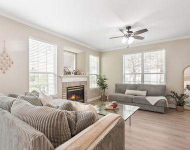 206 Madison Drive - Photo Thumbnail 2