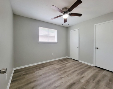 3121 Proswimmer Street - Photo Thumbnail 16