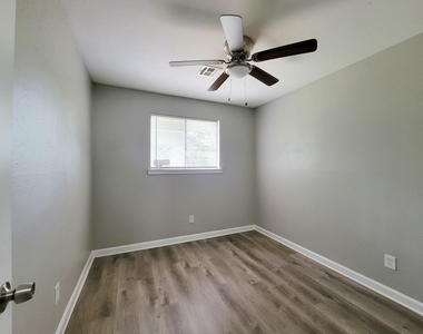 3121 Proswimmer Street - Photo Thumbnail 13