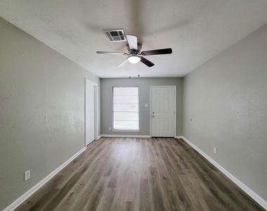 3121 Proswimmer Street - Photo Thumbnail 5
