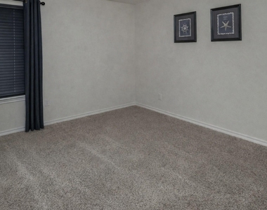 1018 Sycamore Drive - Photo Thumbnail 4