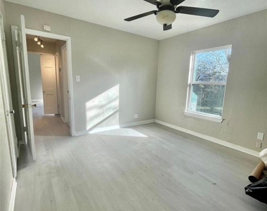 5220 E Parkway Drive - Photo Thumbnail 3