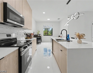 402 Thompson Avenue - Photo Thumbnail 9