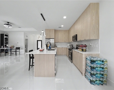 402 Thompson Avenue - Photo Thumbnail 11
