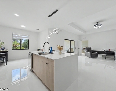 402 Thompson Avenue - Photo Thumbnail 10