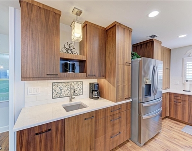 14813 Laguna Drive - Photo Thumbnail 16