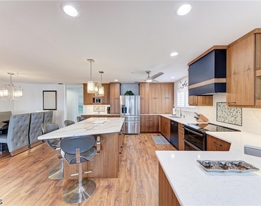 14813 Laguna Drive - Photo Thumbnail 14