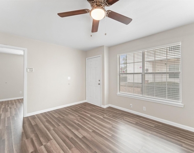 516 Hollyhock Streets - Photo Thumbnail 3
