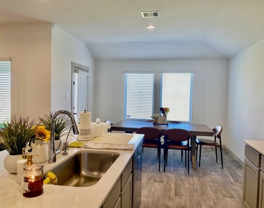 7023 Sunbreeze Lane - Photo Thumbnail 12