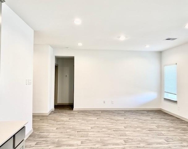 7023 Sunbreeze Lane - Photo Thumbnail 5