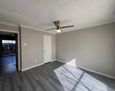 1950 Spenwick Drive - Photo Thumbnail 7