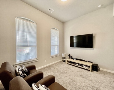 4334 Hemlock Grove Lane - Photo Thumbnail 6
