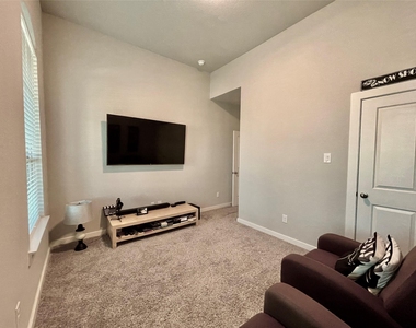 4334 Hemlock Grove Lane - Photo Thumbnail 5
