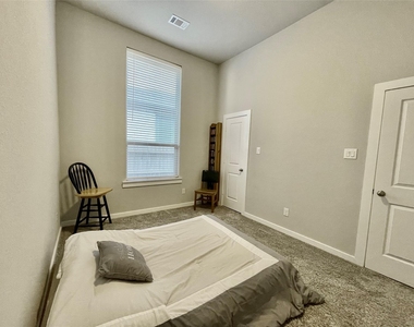 4334 Hemlock Grove Lane - Photo Thumbnail 9