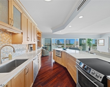 250 Park Shore Drive - Photo Thumbnail 5