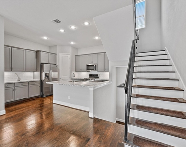 1221 W 19th Street - Photo Thumbnail 4