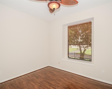 737 Davis Road - Photo Thumbnail 14